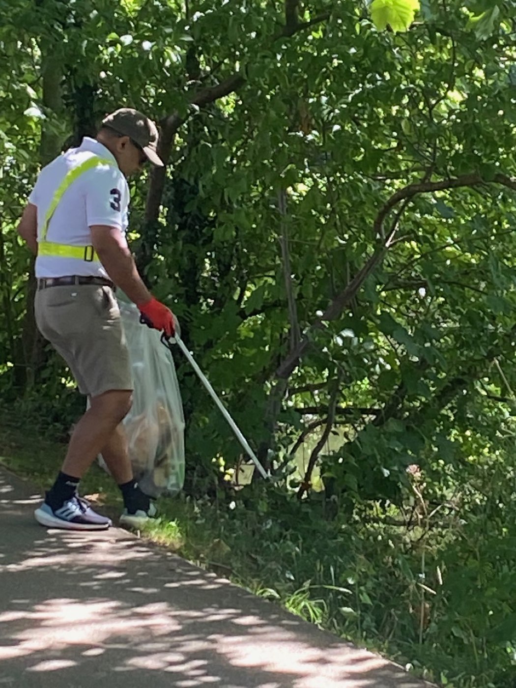 Lalinda litter picking along a footpath in Barming